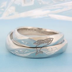 【オーダーメイド結婚指輪】２本合わせてひとつのデザイン（クジラ）