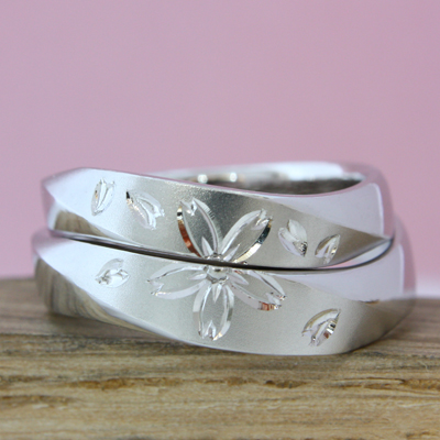 浜松　プラチナ結婚指輪・鍛造　２本合わせてひとつのデザイン（桜）