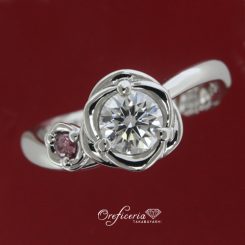 婚約指輪　指元で可憐に輝くダイヤモンドのバラ　