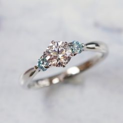 浜松　婚約指輪　ブルーのカラーダイヤで爽やかに