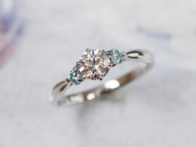 婚約指輪　ブルーのカラーダイヤで爽やかに