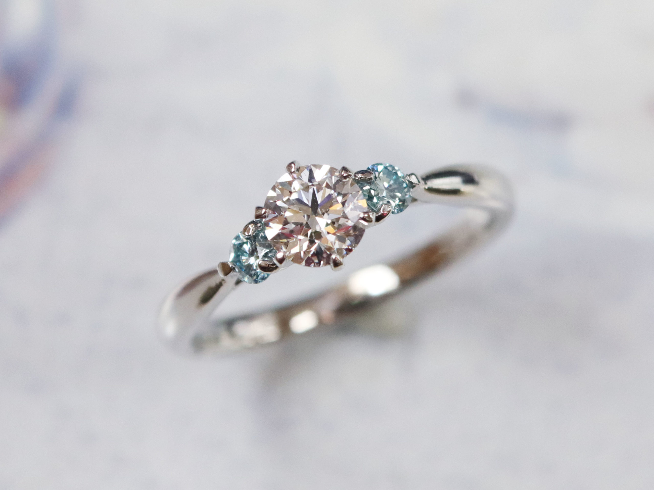 浜松　婚約指輪　ブルーのカラーダイヤで爽やかに