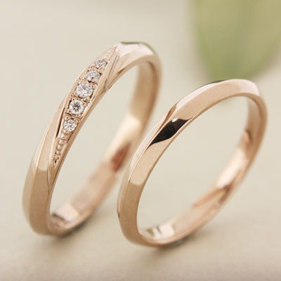 結婚指輪・鍛造　指になじむピンクゴールドは指輪を着け慣れない男性も着けやすい