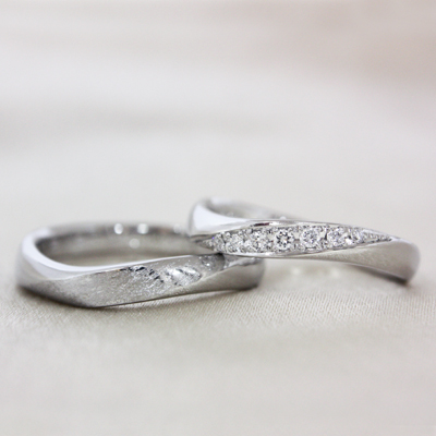 浜松　プラチナ【オーダーメイド結婚指輪】隠れハートのVラインSラインとダイヤモンドが指をきれいに見せる