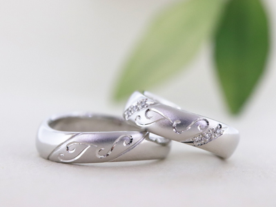 浜松　プラチナ結婚指輪ー鍛造・手彫りのイニシャルで味わうオーダーメイド