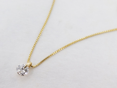婚約記念品―ダイヤモンドペンダントならいつも身に着けられる