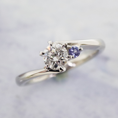 浜松　婚約指輪　～神秘的な魅力のタンザナイトをあしらって