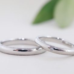浜松　プラチナ結婚指輪・鍛造　優しい丸みの甲丸リングにミル打ちのアクセント