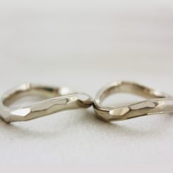 【オーダーメイド結婚指輪】シャンパンゴールドの多面体デザイン