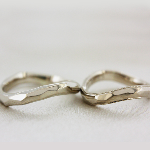 浜松　ゴールド結婚指輪・鍛造　シャンパンゴールドの鎚目風デザイン