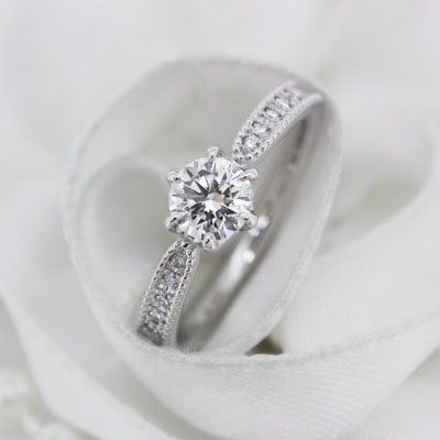 婚約指輪　ミル打ちとダイヤモンドで輝く指元