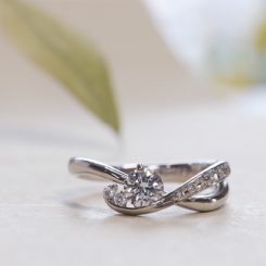 浜松　婚約指輪―指の太さがお悩みの方にもオススメの繊細なデザイン