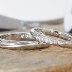 浜松　プラチナ結婚指輪・鍛造　斜めのラインで指をスッキリ見せる