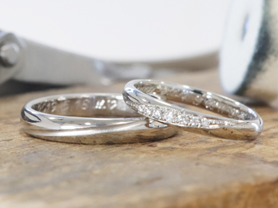 浜松　プラチナ結婚指輪・鍛造　斜めのラインで指をスッキリ見せる