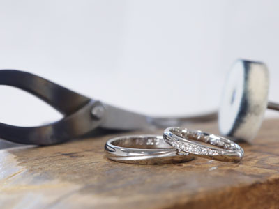浜松　プラチナ【手作り結婚指輪】斜めのラインで指をスッキリ見せる