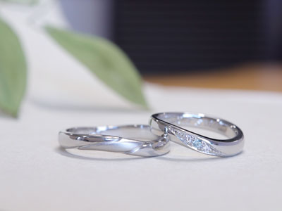 【手作り結婚指輪】結婚指輪・鍛造　アイスブルーのカラーダイヤがポイント