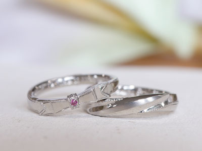 浜松　プラチナ【オーダーメイド結婚指輪】ピンクのダイヤが結ぶふたりの絆（リボン）