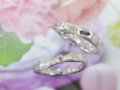 浜松　プラチナ【オーダーメイド結婚指輪】ピンクのダイヤが結ぶふたりの絆（リボン）