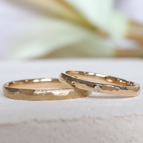 浜松　ゴールド結婚指輪・鍛造　なめらかな質感のイエローゴールドの鎚目