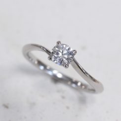 浜松　婚約指輪　枠代52,000円(税抜)～シンプルデザインに隠れハートを忍ばせて