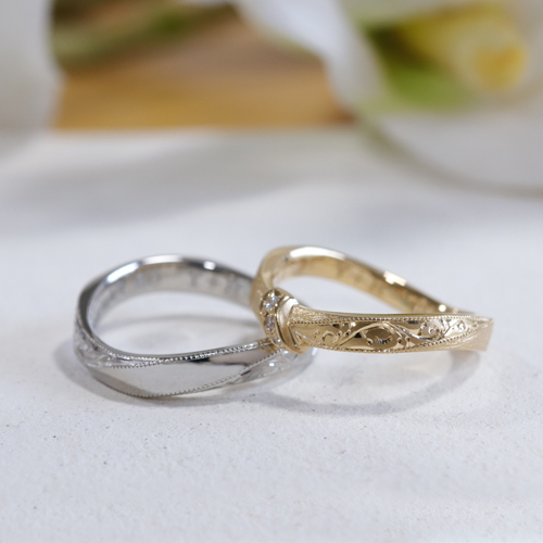 浜松【オーダーメイド結婚指輪】面ごとにテクスチャーを変えて個性豊かに／唐草彫り
