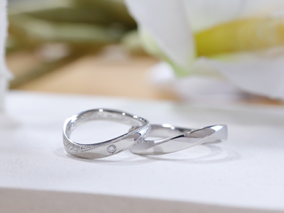 【オーダーメイド結婚指輪】マット加工で上品に、手彫りワスレナグサで個性的に