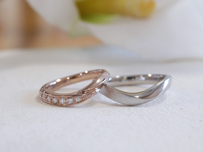 浜松　ピンクゴールド結婚指輪・鍛造　エレガントな印象のVライン