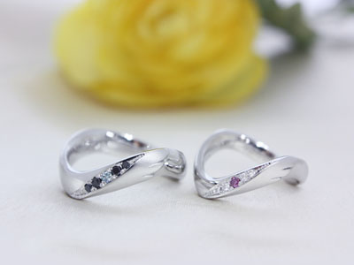 浜松　プラチナ結婚指輪・鍛造　羽モチーフにカラーダイヤモンドで遊び心あふれるリング