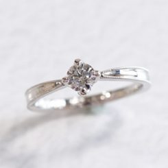 浜松　婚約指輪　枠代92,400円（税抜）～ミル打ちがアクセントの4本爪