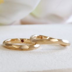 【オーダーメイド結婚指輪】削り出しの多面体デザインに誕生石をしのばせて