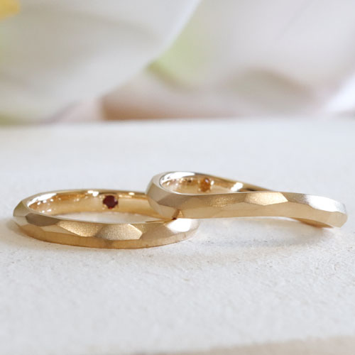 浜松　ゴールド結婚指輪・鍛造　削り出しデザインに誕生石をしのばせて