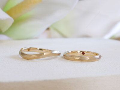 浜松　ゴールド【オーダーメイド結婚指輪】削り出しデザインに誕生石をしのばせて