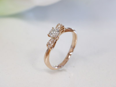 浜松　婚約指輪　枠代106,500円(税抜)～ウェーブラインでより女性らしいリボンデザイン