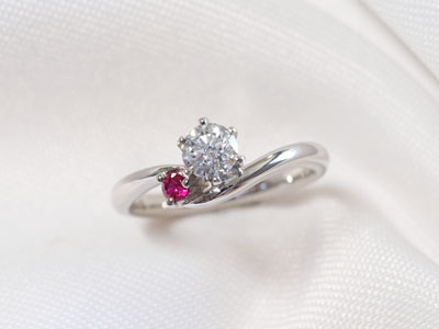 浜松市　婚約指輪　枠代128,800円(税込)　誕生石が際立つアシンメトリーデザイン