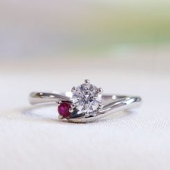【婚約指輪】プラチナ　0.3ctダイヤ　誕生石が際立つアシンメトリーデザイン
