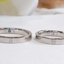 浜松市　プラチナ結婚指輪・鍛造　クマのイラストとカラーダイヤモンド