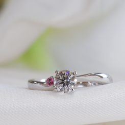 【婚約指輪】プラチナ　0.3ctダイヤ　ピンクトルマリンをポイントに