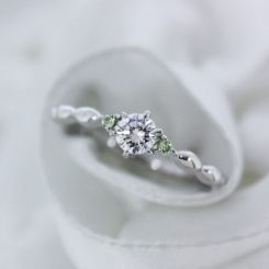 【婚約指輪】プラチナ　0.3ctダイヤ　丸い粒が連なるアームがかわいい☆ペリドット