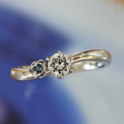 【婚約指輪】プラチナ　0.3ctダイヤ　奇跡のバラ「ブルーローズ」