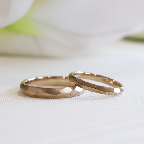 【オーダーメイド結婚指輪】シャンパンゴールドの削り出し多面体デザイン