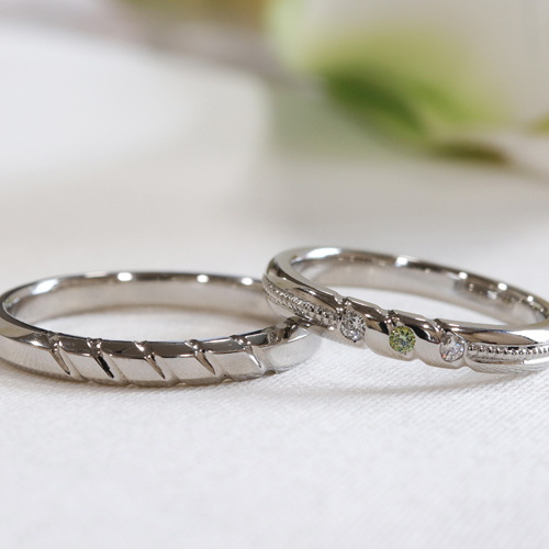 結婚指輪・鍛造　斜めのラインとミル打ちのライン　グリーンダイヤ
