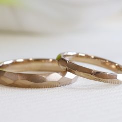 浜松　結婚指輪・鍛造　シャンパンゴールドの削り出し多面体デザイン