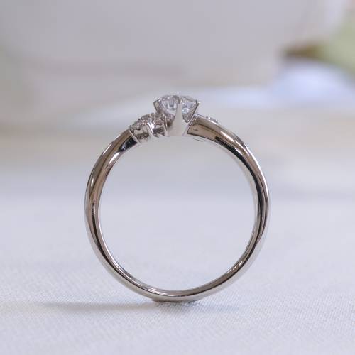 浜松　婚約指輪　0.3ct枠(Pt900)　112,500円(税込)／ダイヤモンドのお花