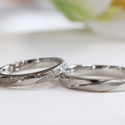 結婚指輪・鍛造　ダイヤ、プラチナ、ダイヤの３ライン