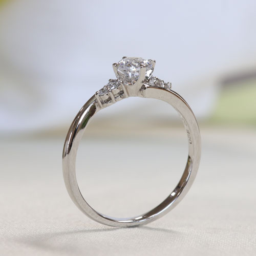浜松　婚約指輪　0.3ct枠(Pt900)　109,200円(税込)／華やかさをプラス４石のメレダイヤ