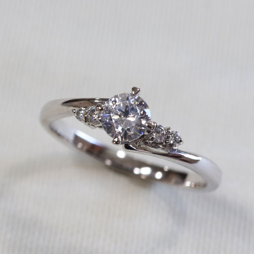 浜松　婚約指輪　0.3ct枠(Pt900)　109,200円(税込)／華やかさをプラス４石のメレダイヤ
