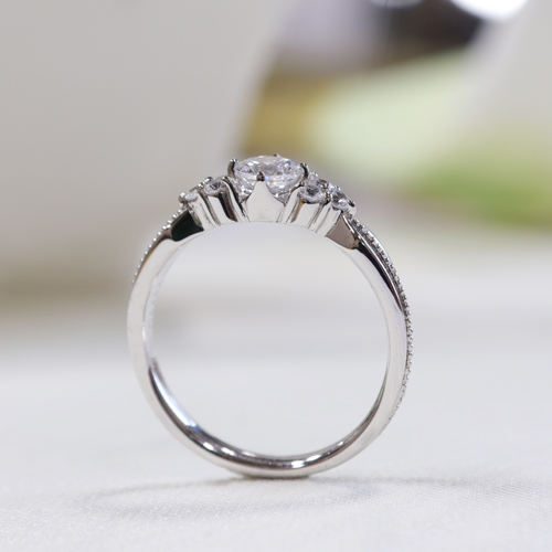 浜松　婚約指輪　枠代197,100円(税込)　輝きを放つクラシカルデザイン