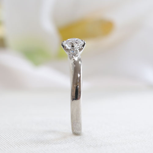 婚約指輪　0.3ct枠(Pt900)　98,400円(税込)／メレダイヤを１つ添えたウェーブライン