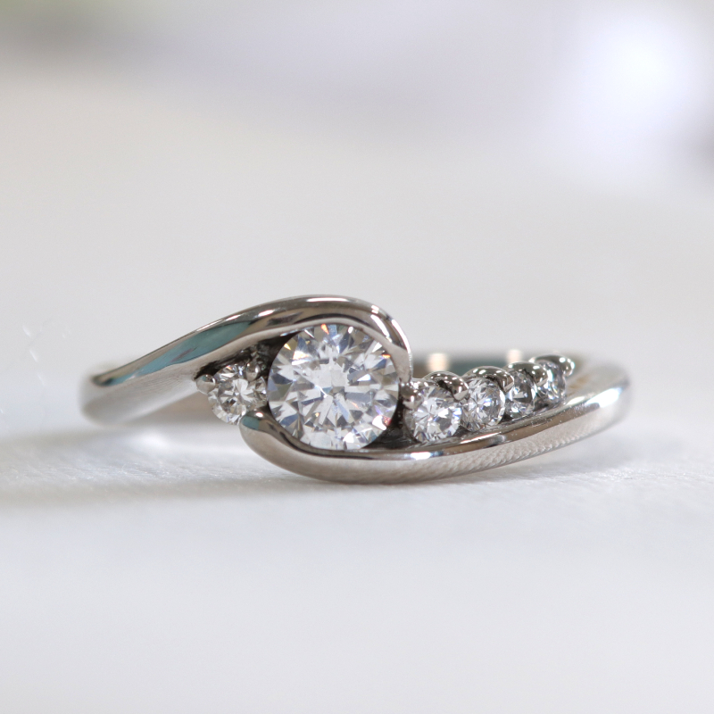 浜松　婚約指輪　157,500円(税込)　流れ星のように輝く４石のメレダイヤ