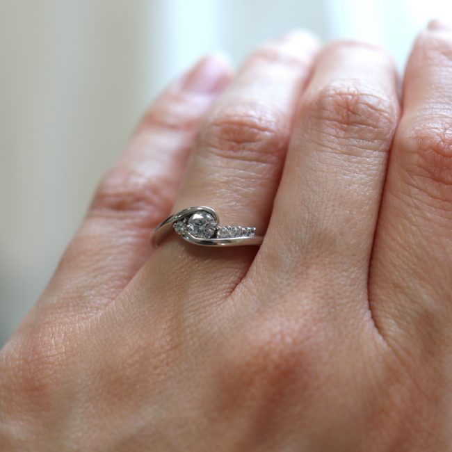 浜松　婚約指輪　157,500円(税込)　流れ星のように輝く４石のメレダイヤ